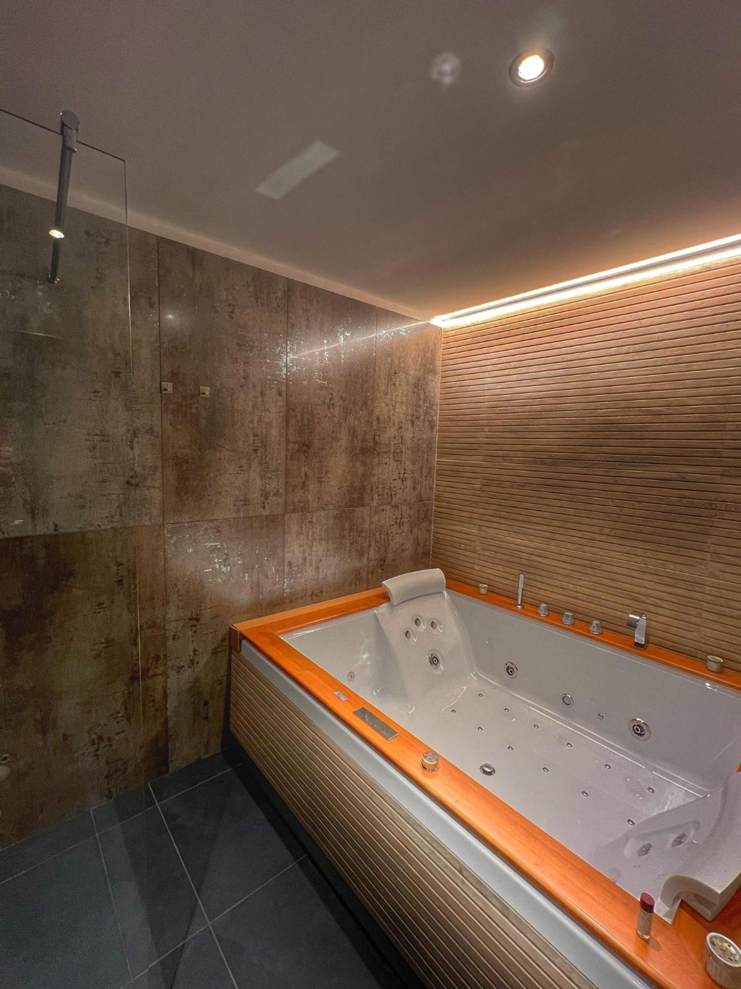 Amay City Suite Bari Bagian luar foto