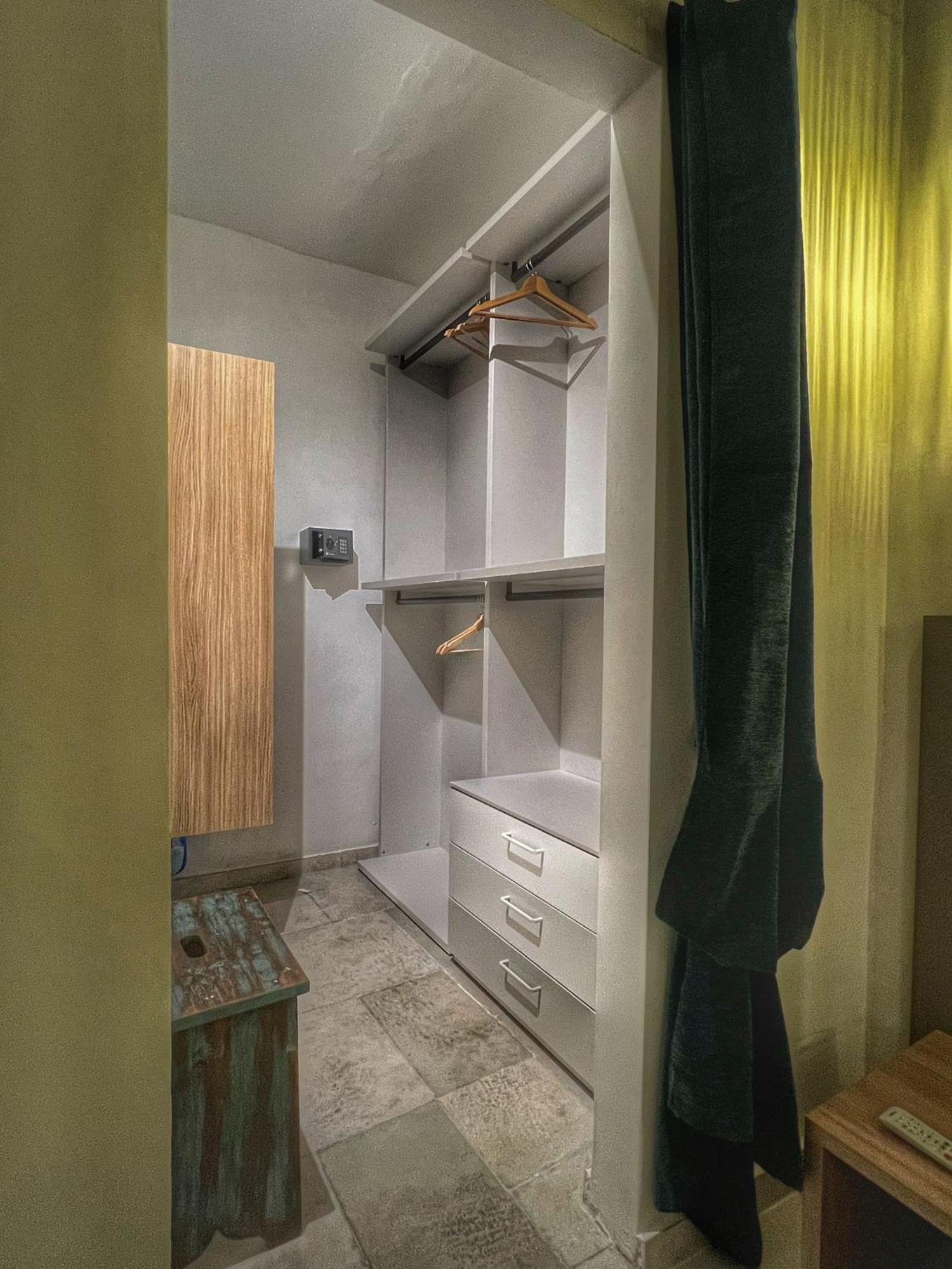Amay City Suite Bari Bagian luar foto